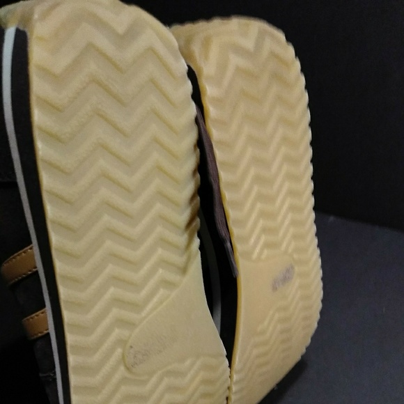 Women's Sneakers - Picture 4 of 7